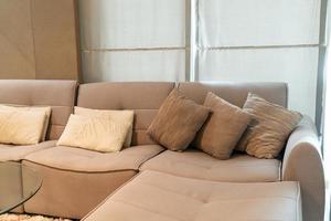 Hermosa decoración de almohada en el sofá en la sala de estar foto