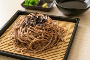 fideos soba de trigo sarraceno fríos o ramen zaru - estilo de comida japonesa foto