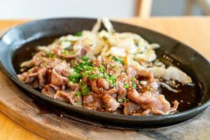 cerdo teriyaki en sartén caliente con repollo - estilo de comida japonesa foto