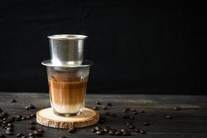 café con leche caliente goteando al estilo vietnam