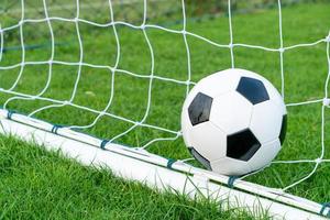 balón de fútbol en el campo de pelota foto