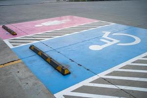 Hándicap azul en el estacionamiento del coche firmar al aire libre para discapacitados, sillas de ruedas o ancianos o personas que no pueden autoayuda foto