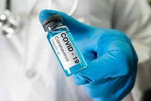 Desarrollo médico de la vacuna contra el coronavirus covid-19 con jeringa para uso médico para tratar pacientes con neumonía. foto