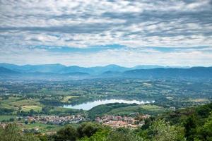 paisaje con lago narni y terni al fondo foto