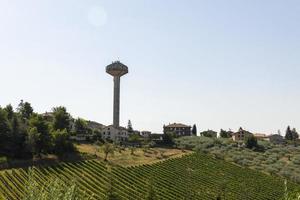 torre fuera de montefalco con distribuidores de peso foto