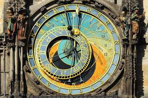 Detalle del histórico reloj astronómico medieval en Praga en el antiguo ayuntamiento, República Checa foto