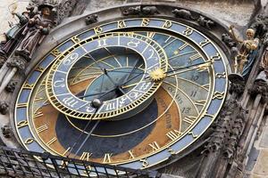 Detalle del histórico reloj astronómico medieval en Praga en el antiguo ayuntamiento, República Checa foto
