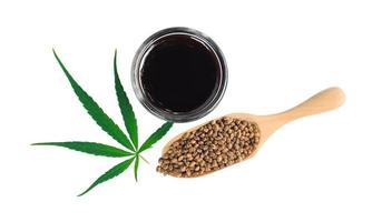 aceite de cannabis cbd. aceite de cáñamo y semillas de cáñamo aisladas sobre fondo blanco. aceite de cannabis saludable.