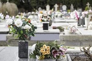 flores en el cementerio foto