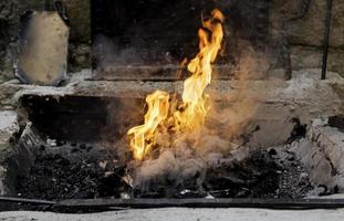 fuego de carbón en una fragua foto