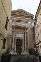 iglesia de san pietro apostolo en el centro de nepi, italia, 2020 foto