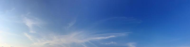 panorama del cielo con nubes en un día soleado foto