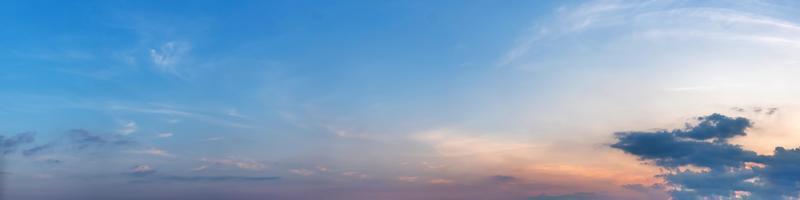 Hermoso panorama escénico del amanecer y el atardecer con un rayo plateado y nubes por la mañana y por la noche foto