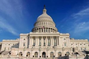 el edificio del capitolio de los estados unidos de américa en un día soleado. Washington DC, Estados Unidos. foto