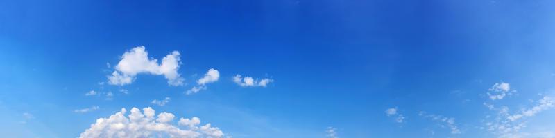 panorama del cielo con nubes en un día soleado