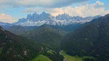St. Maddalena Val di Funes in den italienischen Alpen der Dolomiten video