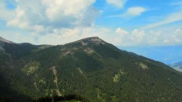 images aériennes au-dessus des montagnes odle au Tyrol du sud en italie video
