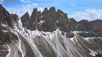 sorvolando la cima dei monti Odle video