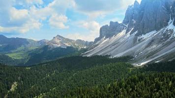 images aériennes au-dessus des montagnes odle au Tyrol du sud en italie video