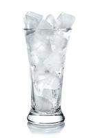vaso con cubitos de hielo. aislado sobre fondo blanco foto
