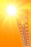 termómetro ambiental que marca una temperatura de 45 grados foto