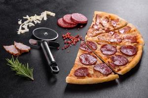 deliciosa pizza fresca hecha en un horno de hogar con cuatro tipos de carne y salchicha foto