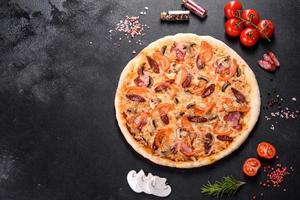 deliciosa pizza fresca hecha en un horno de hogar con tomates, salchichas y champiñones