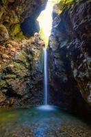 Cueva de los partisanos en el valle de Taleggio Brembana Bérgamo Italia foto