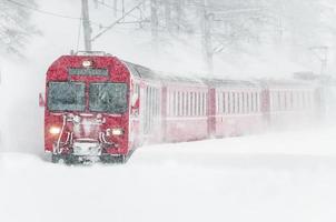 tren de montaña suizo en la nieve foto