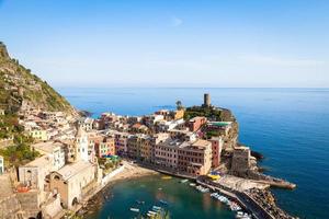 Vernazza en Cinque Terre, Italia - verano de 2016 - vista desde la colina foto