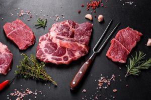 carne de res cruda fresca para hacer un delicioso bistec jugoso con especias y hierbas foto
