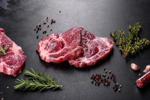 carne de res cruda fresca para hacer un delicioso bistec jugoso con especias y hierbas foto