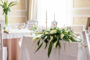 hermosa decoración de la fiesta de la boda con flores y vegetación con decoración de floristería foto