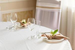 hermosa decoración de la fiesta de la boda con flores y vegetación con decoración de floristería foto