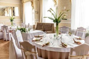 hermosa decoración de la fiesta de la boda con flores y vegetación con decoración de floristería foto