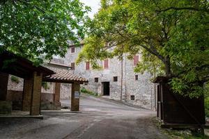 edificios en porzano, umbría, italia, 2020 foto