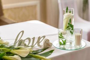 hermosa decoración de la fiesta de la boda con flores y vegetación con decoración de floristería foto