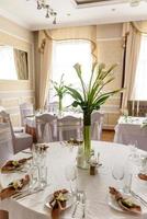 hermosa decoración de la fiesta de la boda con flores y vegetación con decoración de floristería foto