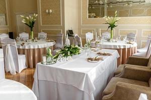 hermosa decoración de la fiesta de la boda con flores y vegetación con decoración de floristería foto