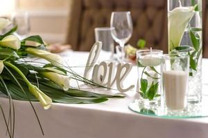 hermosa decoración de la fiesta de la boda con flores y vegetación con decoración de floristería foto