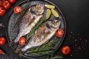 delicioso dorado al horno a la parrilla con especias y hierbas. dorado cocinado sobre foto