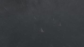 regata de vela. carrera hacia el mar. lluvia tormenta eléctrica tormenta eléctrica. video