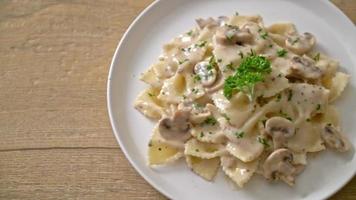 Farfalle-Nudeln mit Champignon-Weiß-Sahne-Sauce - italienische Küche video