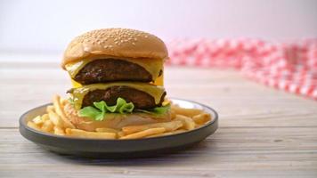 hamburgers of runderburgers met kaas en frietjes - ongezonde voedingsstijl video