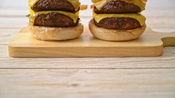 hamburgers ou hamburgers de boeuf avec du fromage et des frites - style de nourriture malsaine video