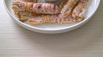 écrevisses cuites à la vapeur ou crevettes mantis ou stomatopodes avec sauce épicée aux fruits de mer video