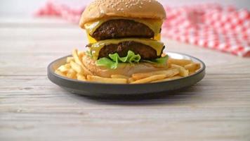 Hamburger oder Beef Burger mit Käse - ungesunde Ernährungsweise video