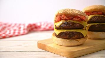 hambúrgueres ou hambúrgueres de carne com queijo e bacon - estilo de comida não saudável video