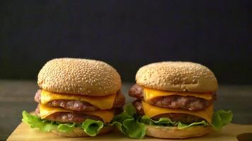 Schweinefleisch-Hamburger oder Schweinefleisch-Burger mit Käse video