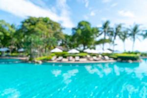 Piscina de cama borrosa abstracta alrededor de la piscina en un hotel de lujo para el fondo - concepto de vacaciones y vacaciones foto